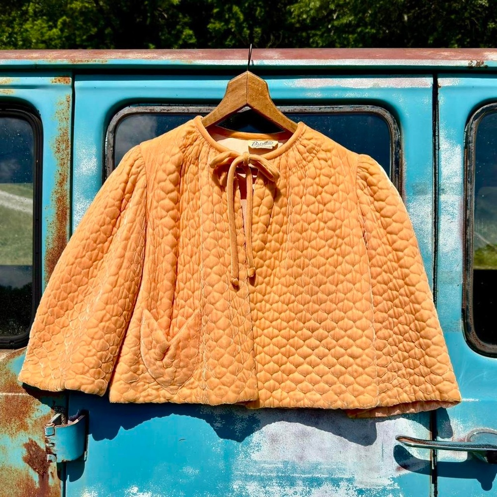 Insane early 40s Brendelle apricot velvet rayon quilted bed jacket puff sleeve